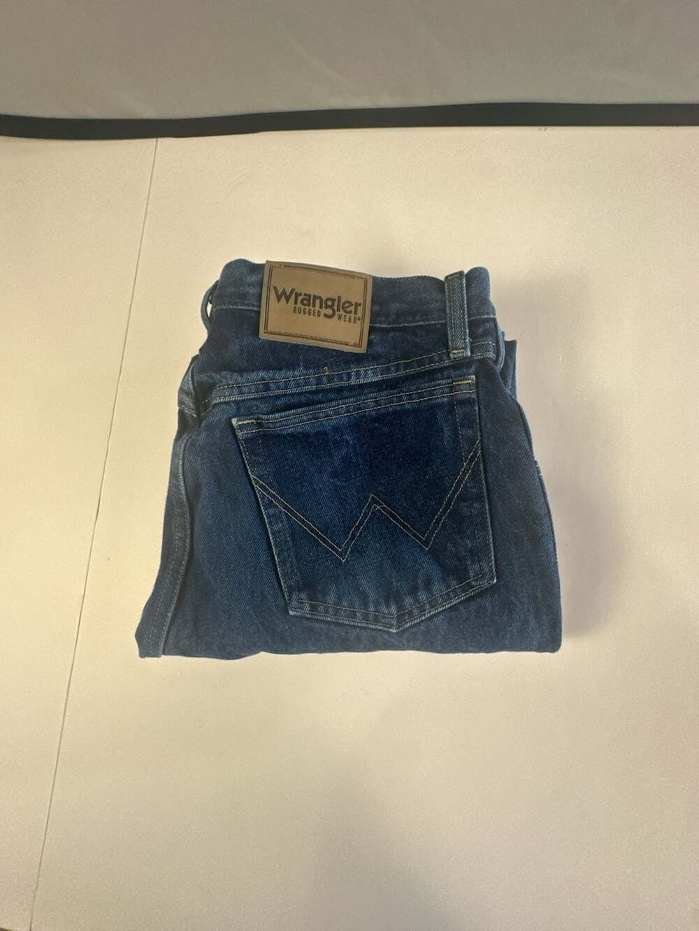 Wrangler Rugged Wear Classic Fit Jeans NWOT New Mens 33x30 Prewashed 39902PW